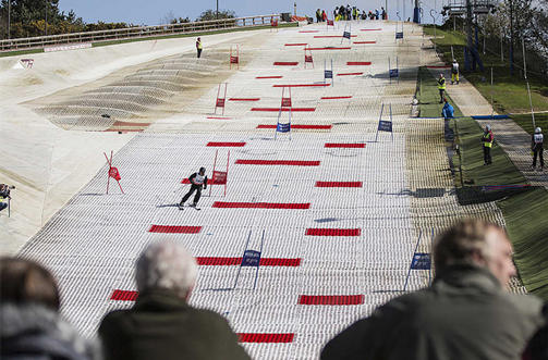 O que é material para pista de esqui seca?